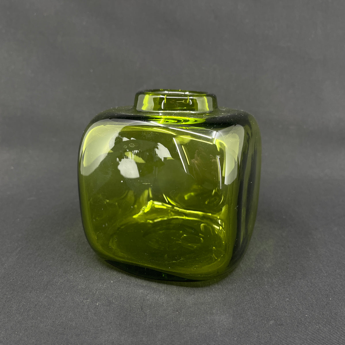 Firkantet Majgrøn vase, 10 cm.