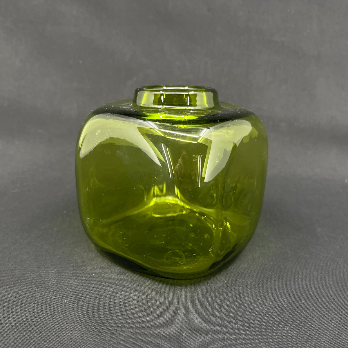 Firkantet Majgrøn vase, 10 cm.