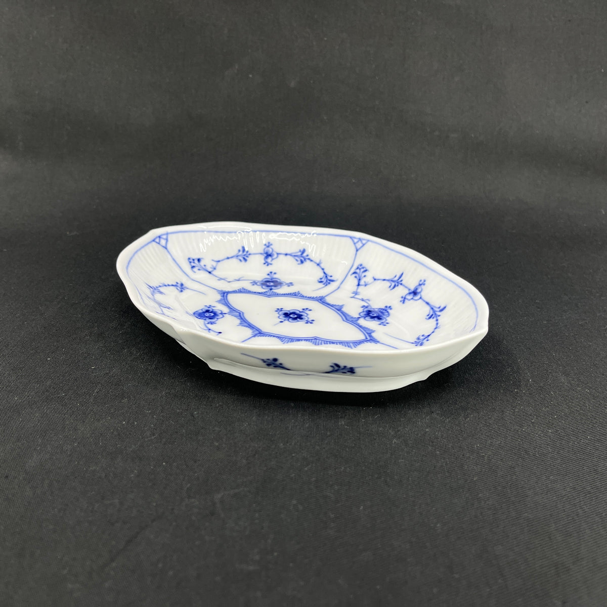 Musselmalet riflet lille fad, 1/146, 1898-1923.