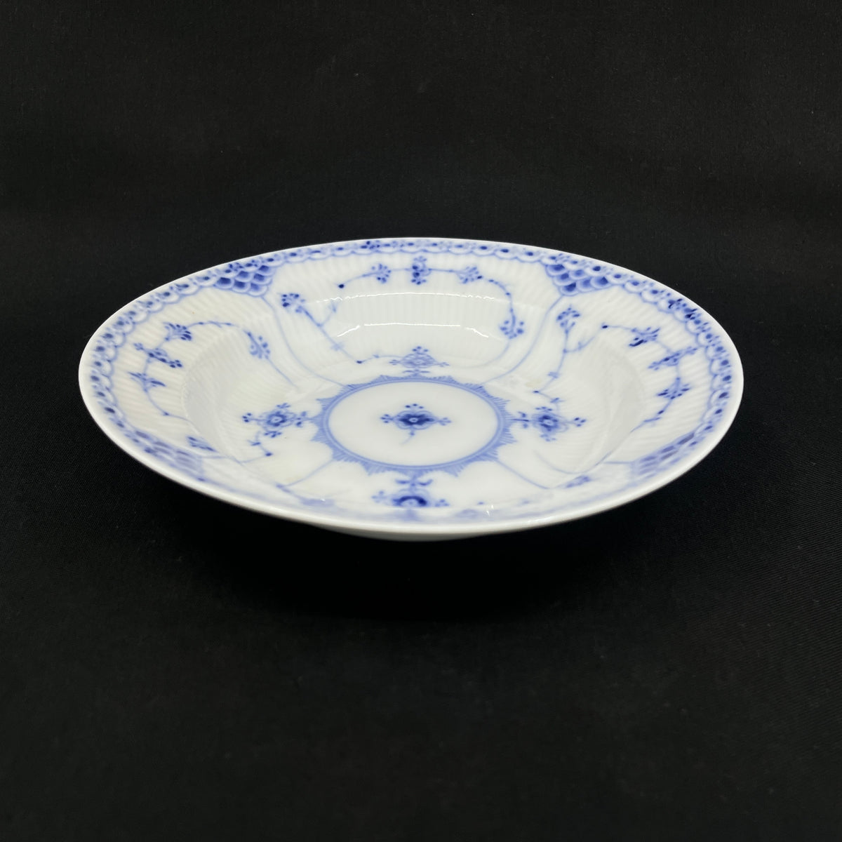 Musselmalet Halvblonde dyb tallerken, 20 cm - lys i farven.