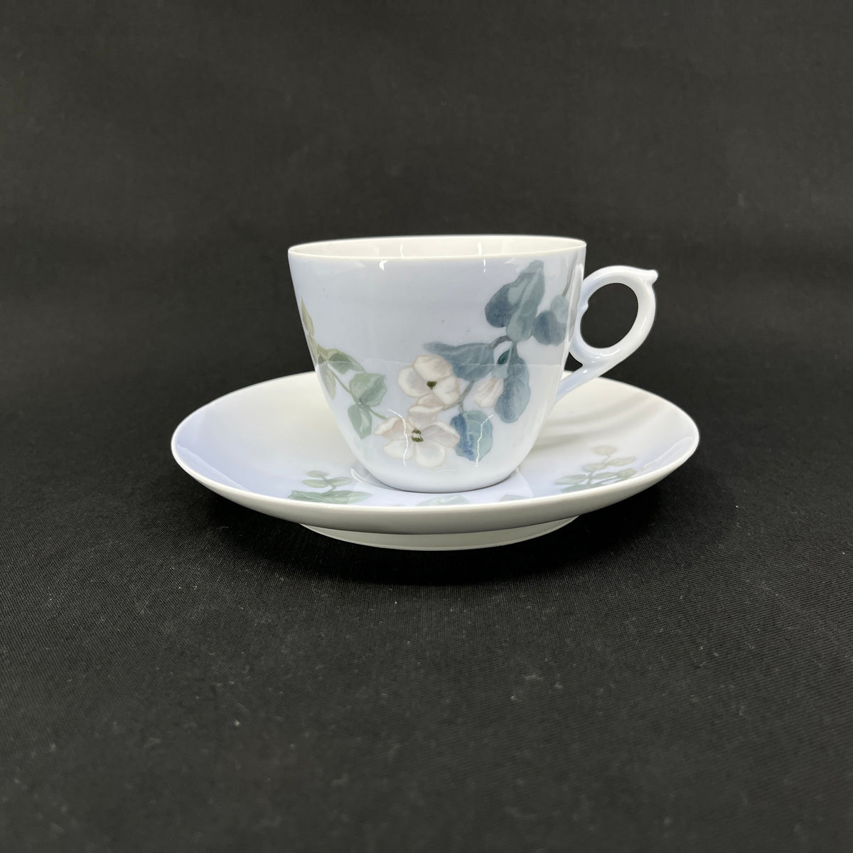 Art nouveau kaffekop fra Royal Copenhagen - Hvid hunderose