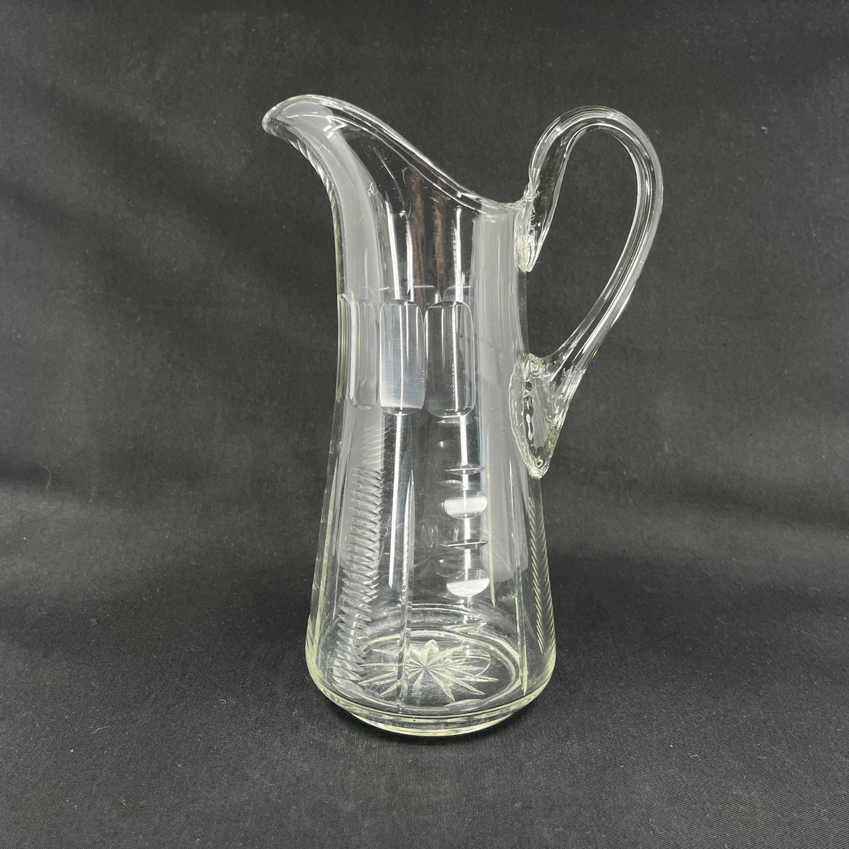 Fine glass jug with many cuts, 24.5 cm.