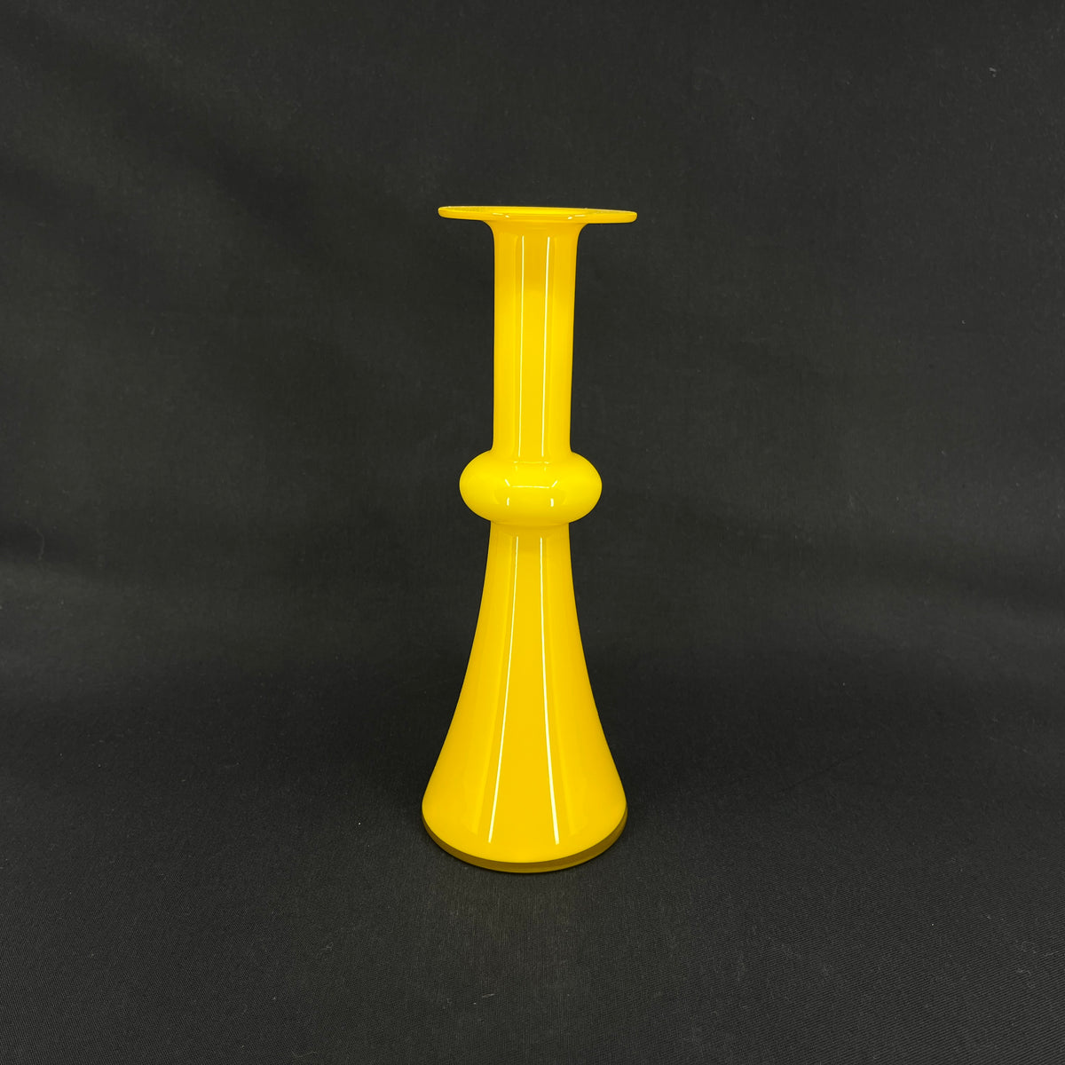 Gul Carnaby vase, 21 cm.