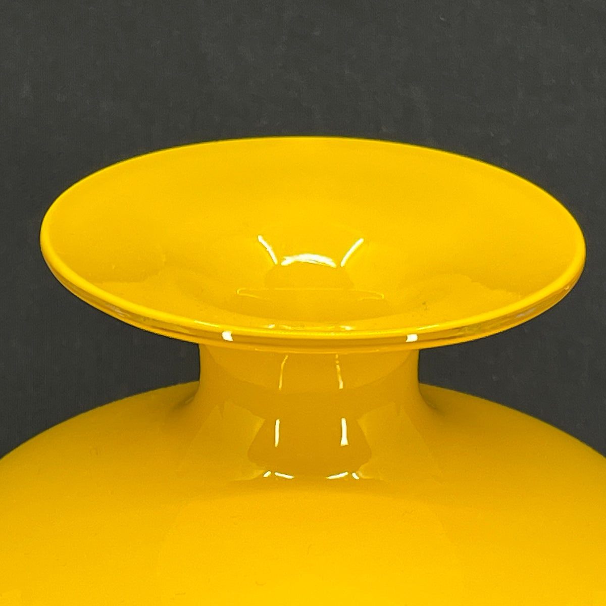 Yellow Carnaby vase, 15 cm.