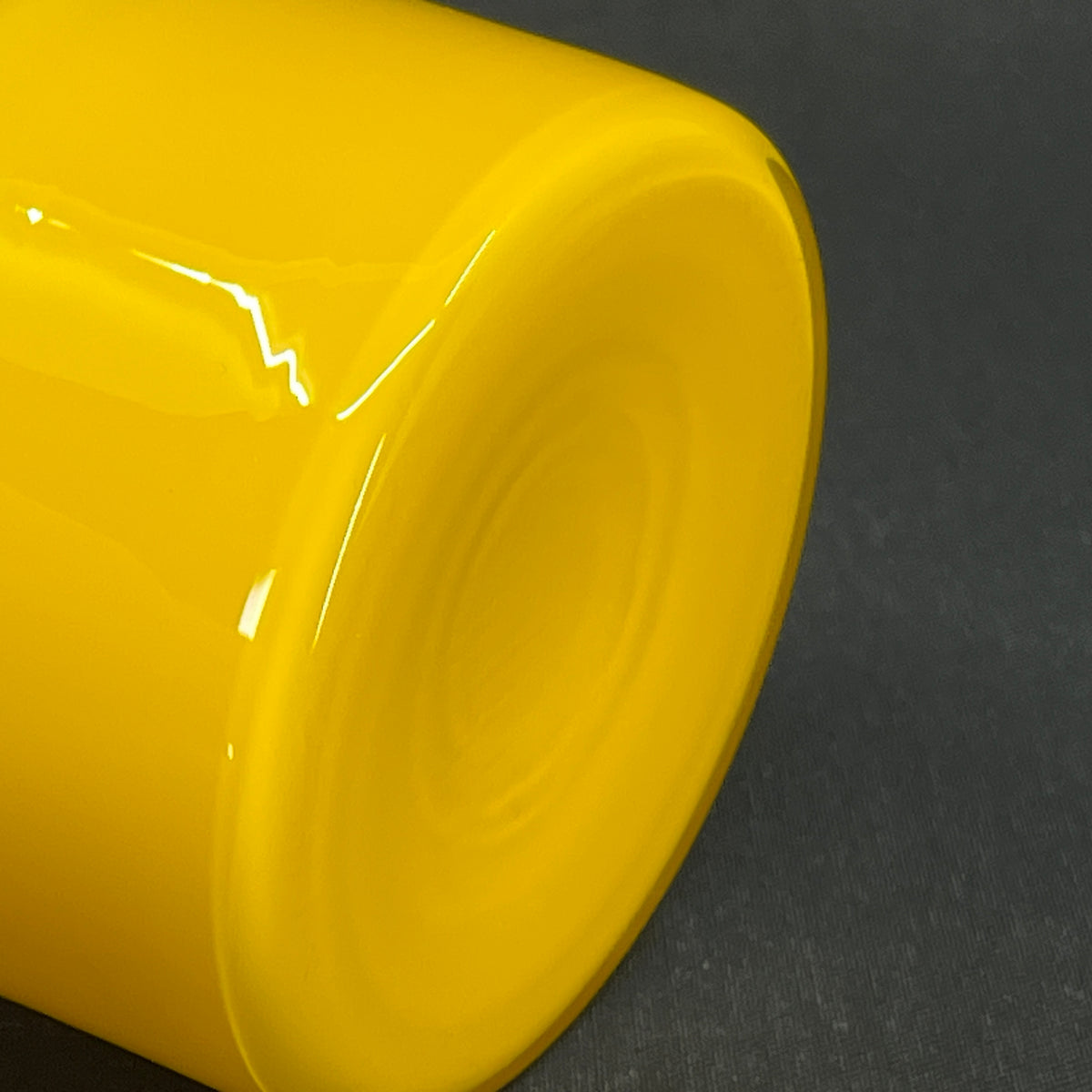 Gul Carnaby vase, 10,5 cm.