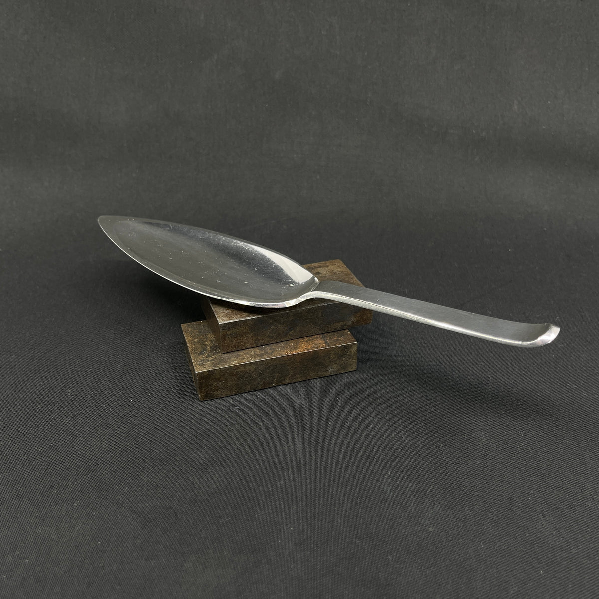 Moderne serveringsspade i sølv