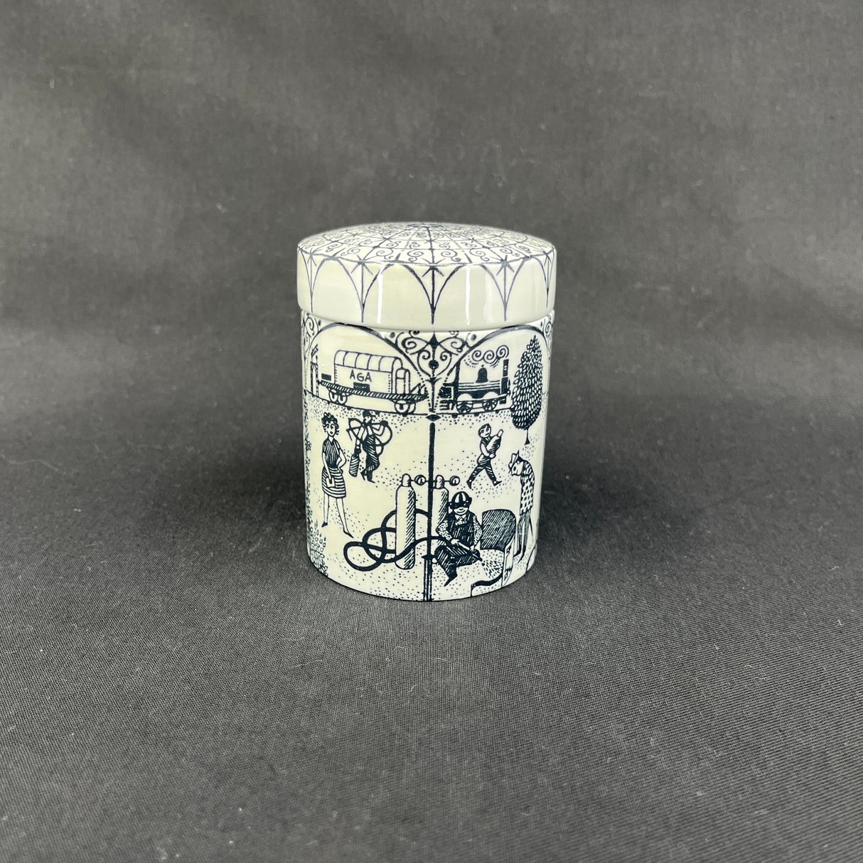 Nymølle lidded box by Høyrup - cylinder