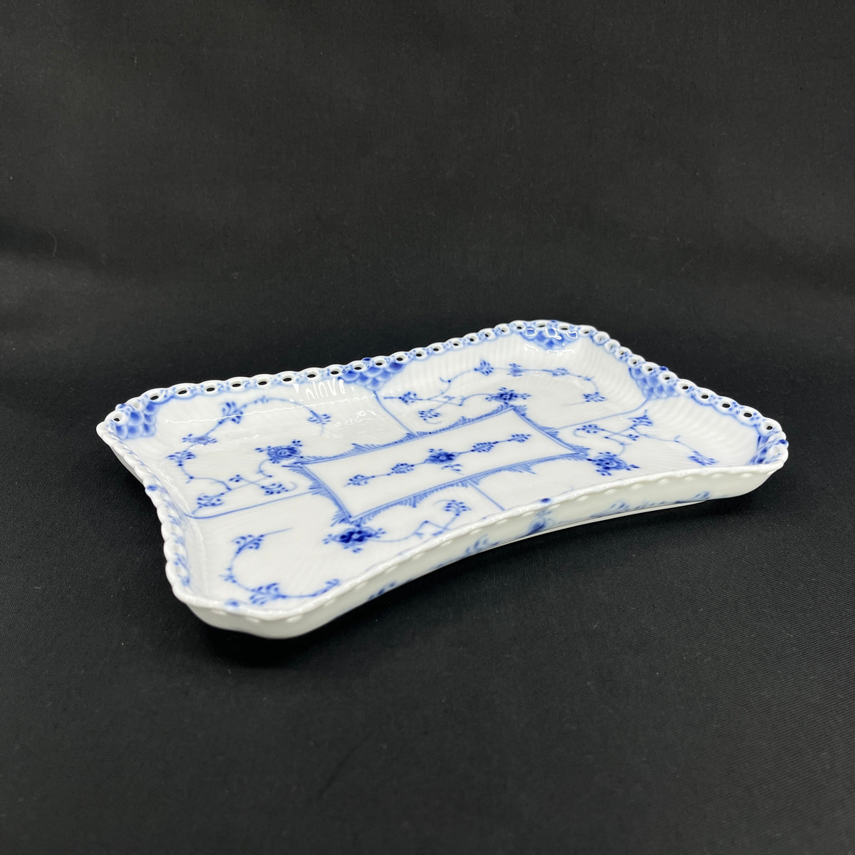 Blue Fluted Full Lace dish, 1/1195