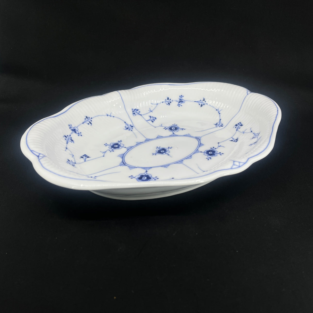 Musselmalet Riflet oval brødbakke 1/388