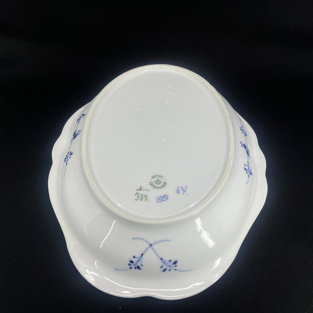 Musselmalet Riflet oval brødbakke 1/388