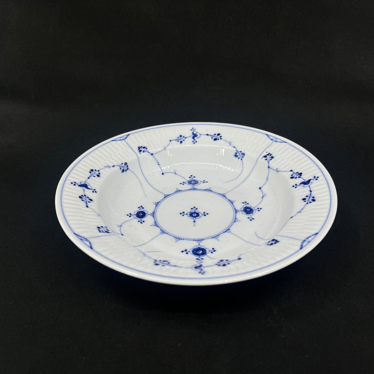 Musselmalet Riflet lille dyb tallerken fra 1870-1880'erne
