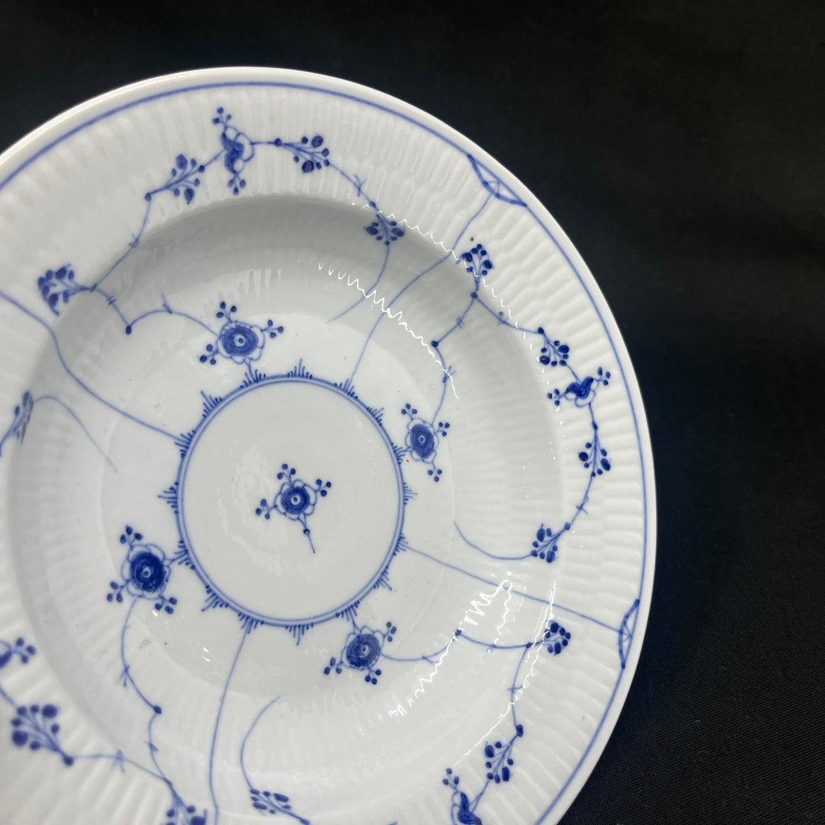 Musselmalet Riflet lille dyb tallerken fra 1870-1880'erne