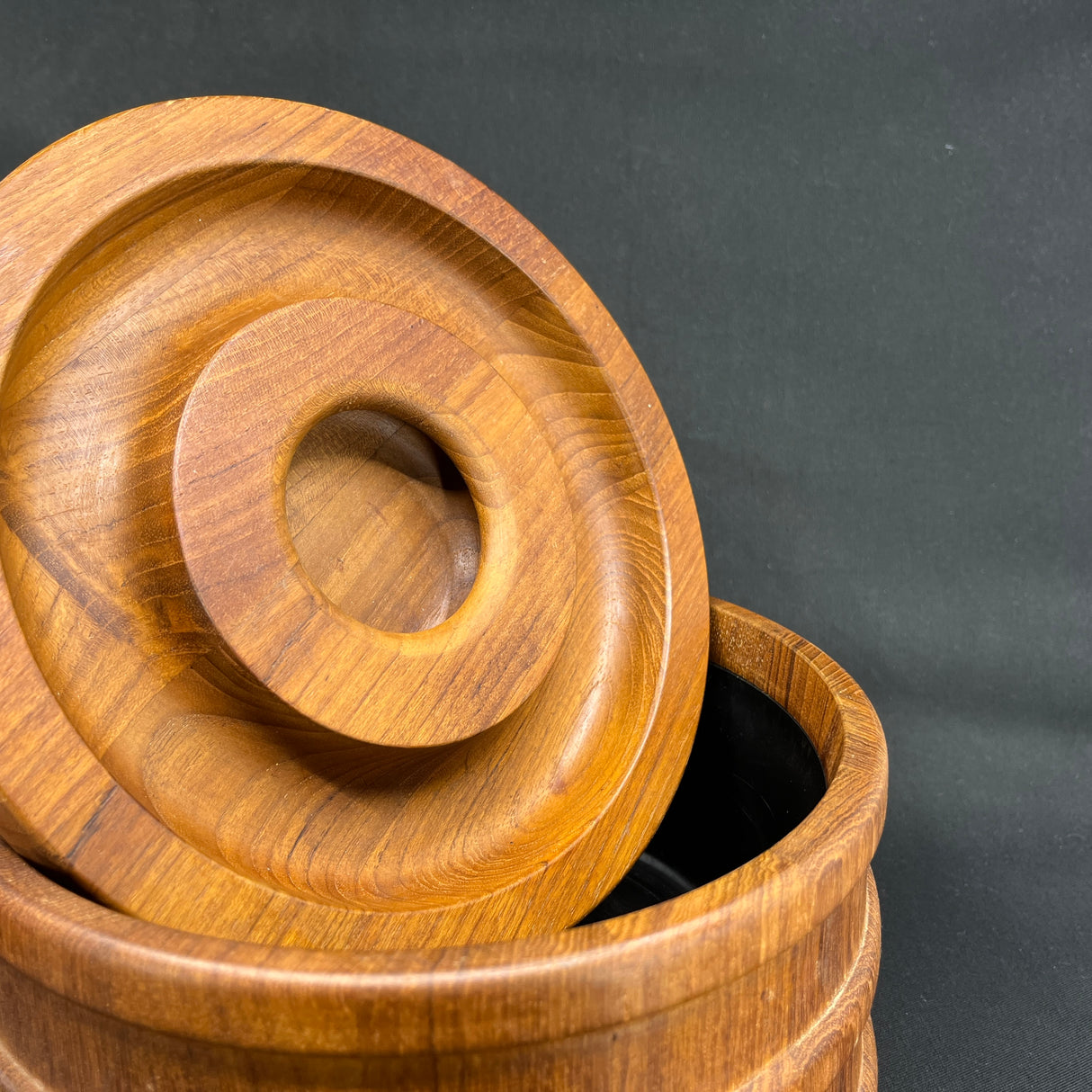 Isspand i teak af Jens Harald Quistgaard