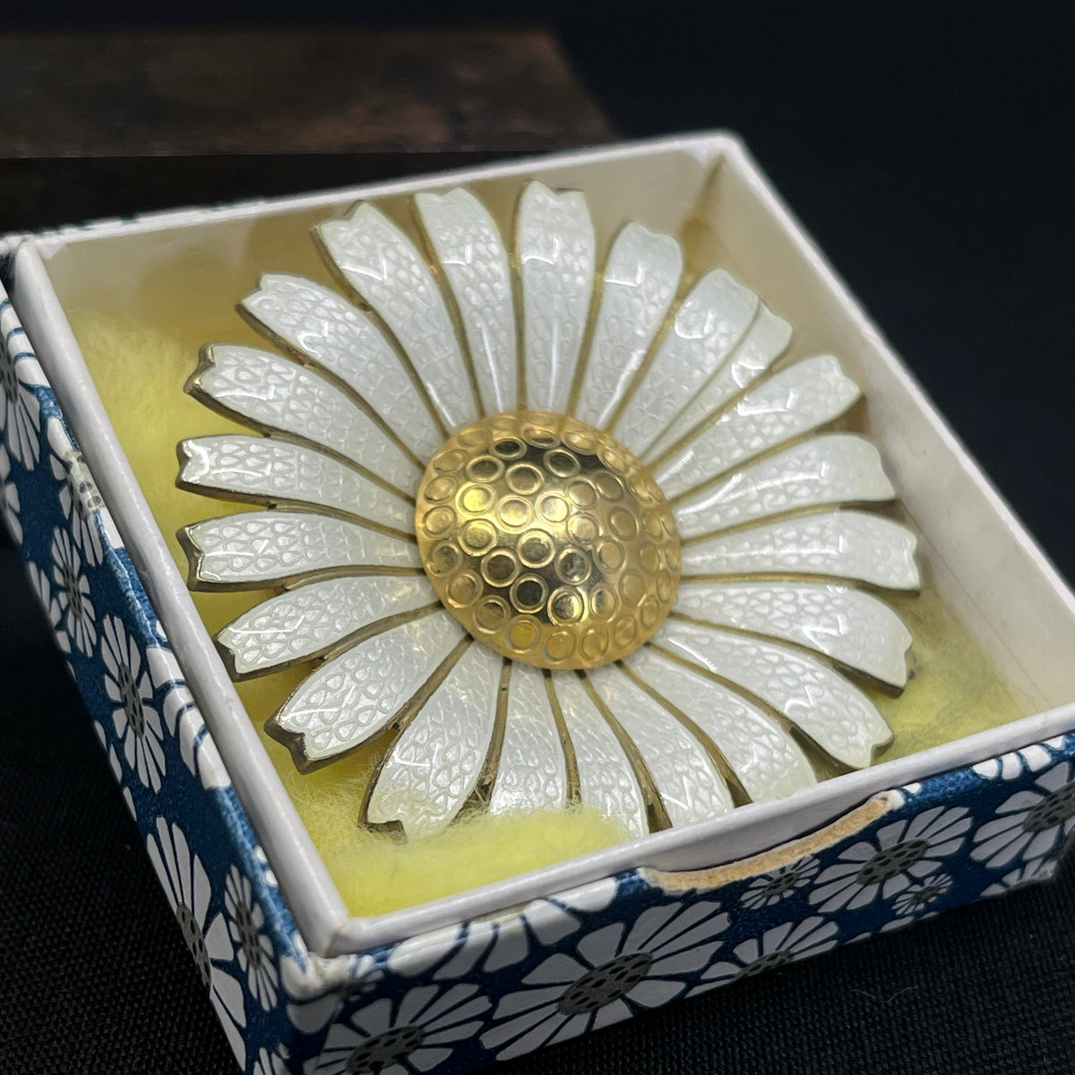 Original Anton Michelsen Marguerite brooch - curved leaves