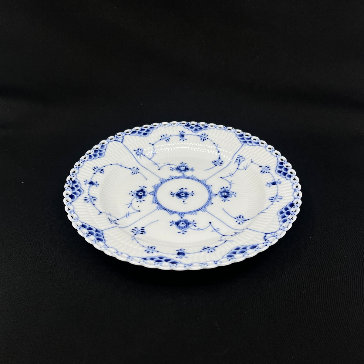 Mussel painted Helblonde lunch plate, 19.5 cm.