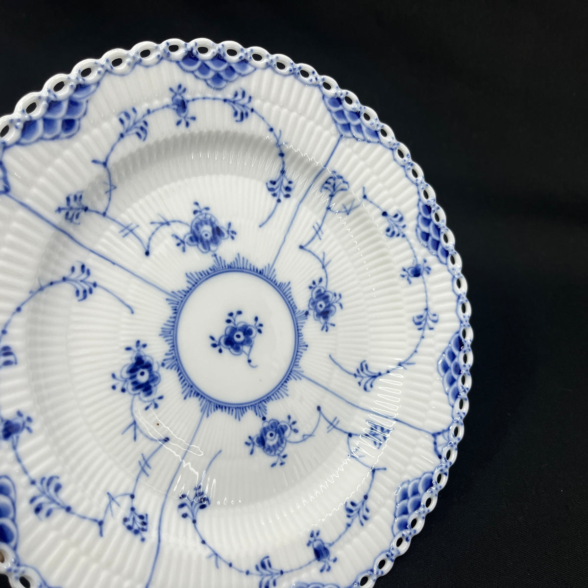 Mussel painted Helblonde lunch plate, 19.5 cm.