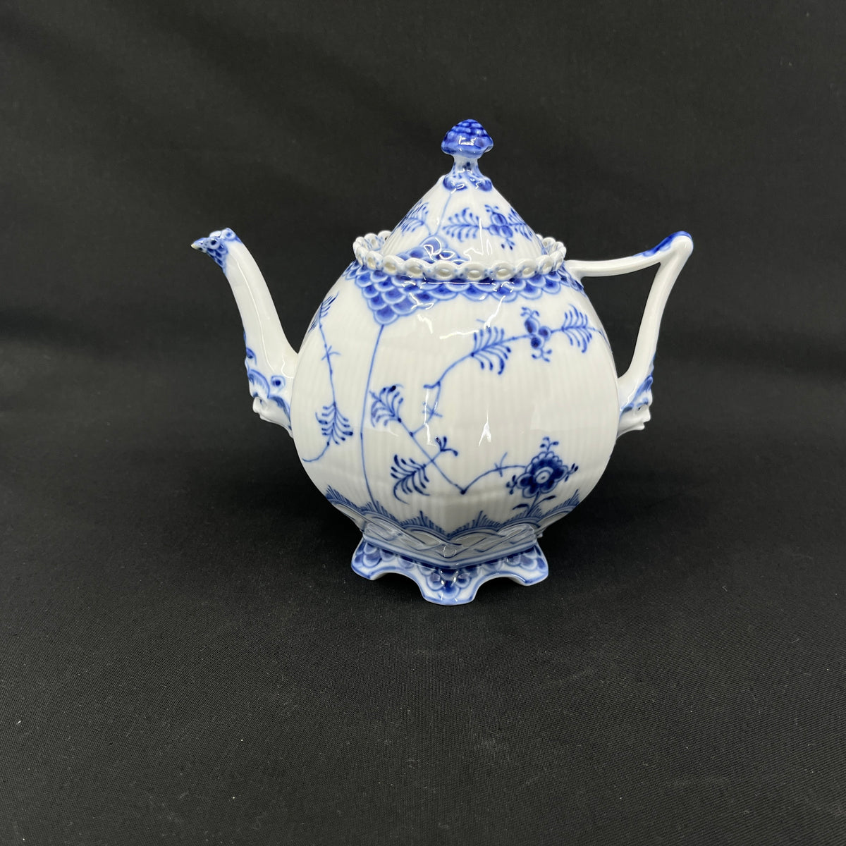Blue Fluted Full Lace tea pot, 1/1118