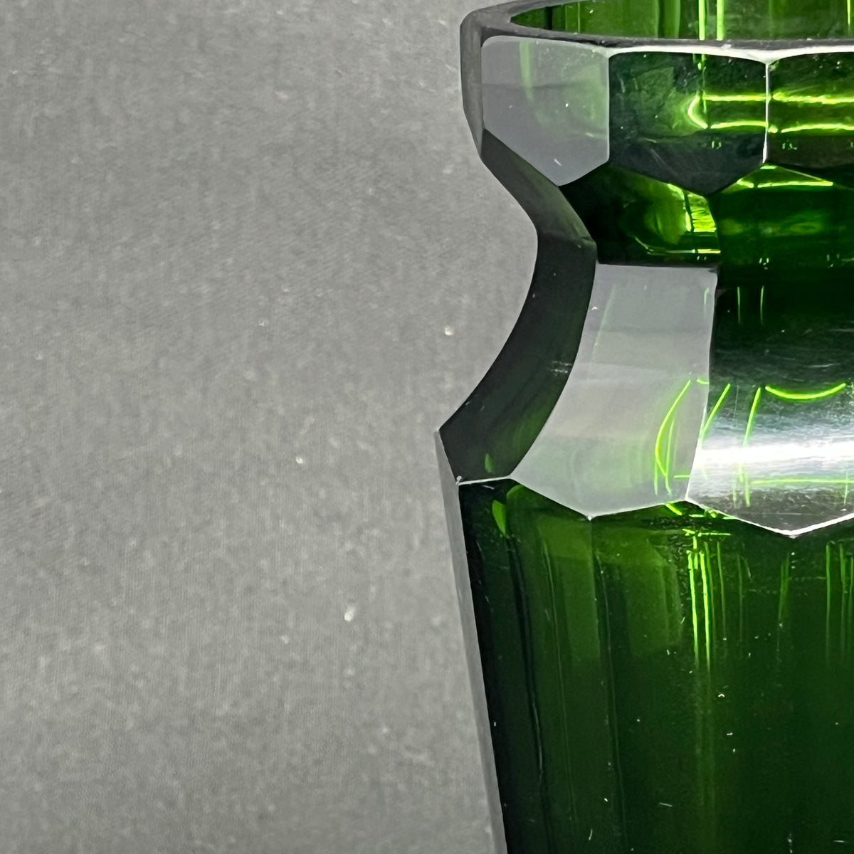 Smaragd grøn art deco vase, 14,5 cm.