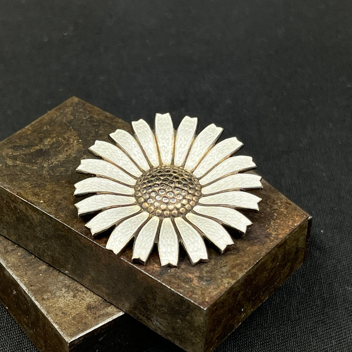 Anton Michelsen marguerite broche - mørk patineret