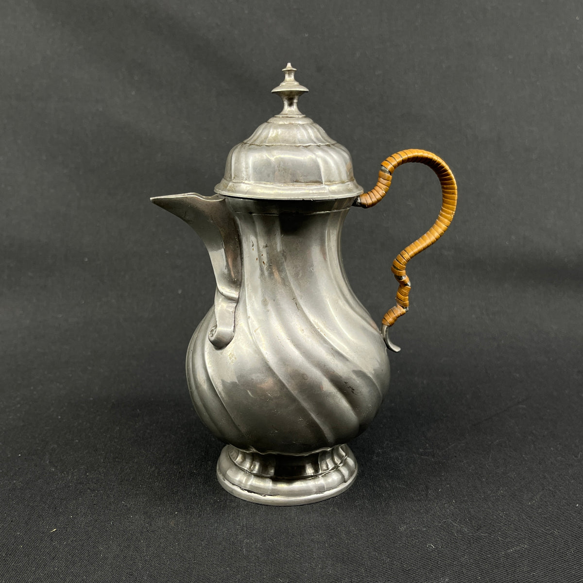 Small 1700 talc coffee pot in pewter