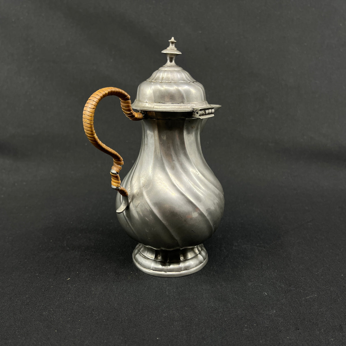 Small 1700 talc coffee pot in pewter