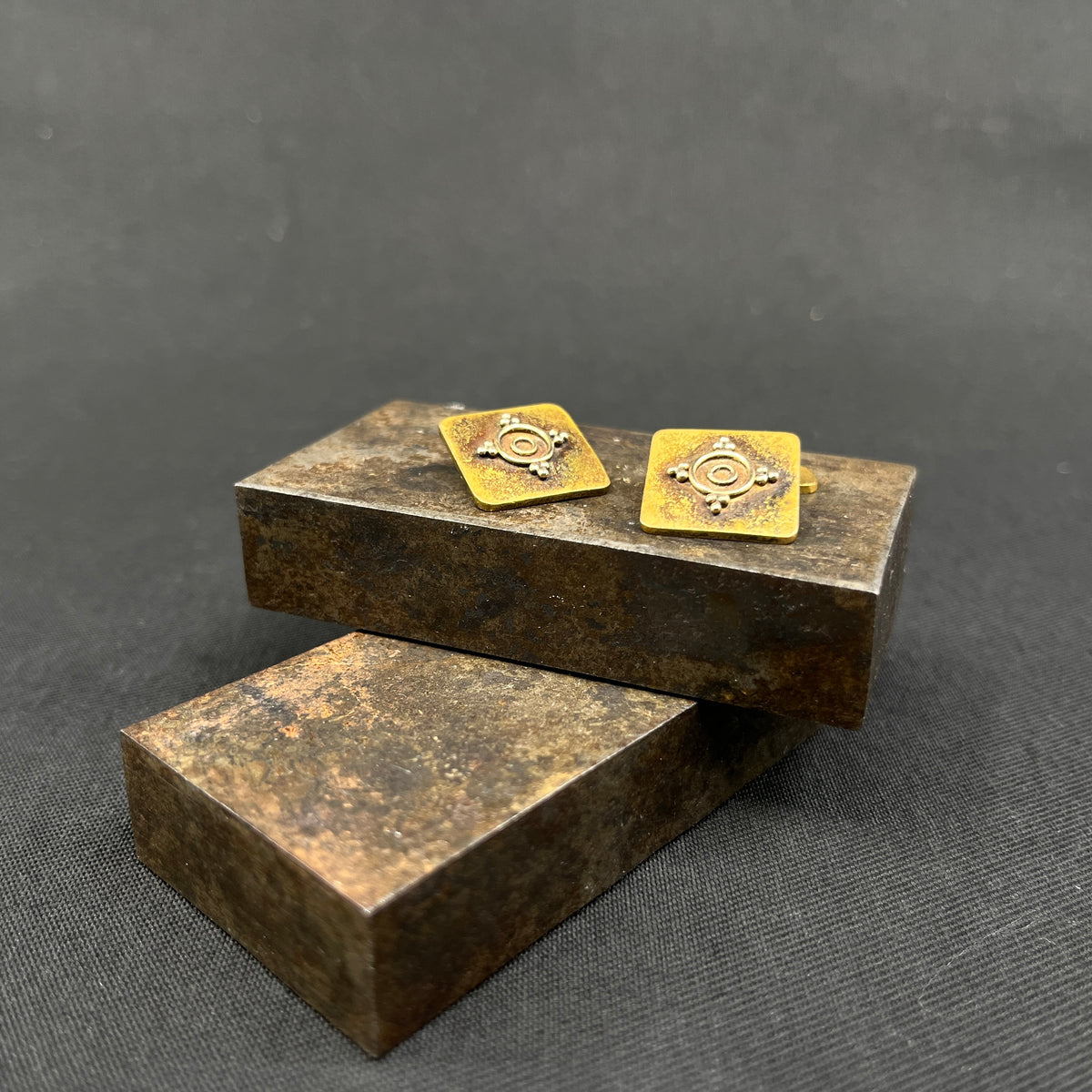 Et par manchetknapper i bronze og guld - Just Andersen