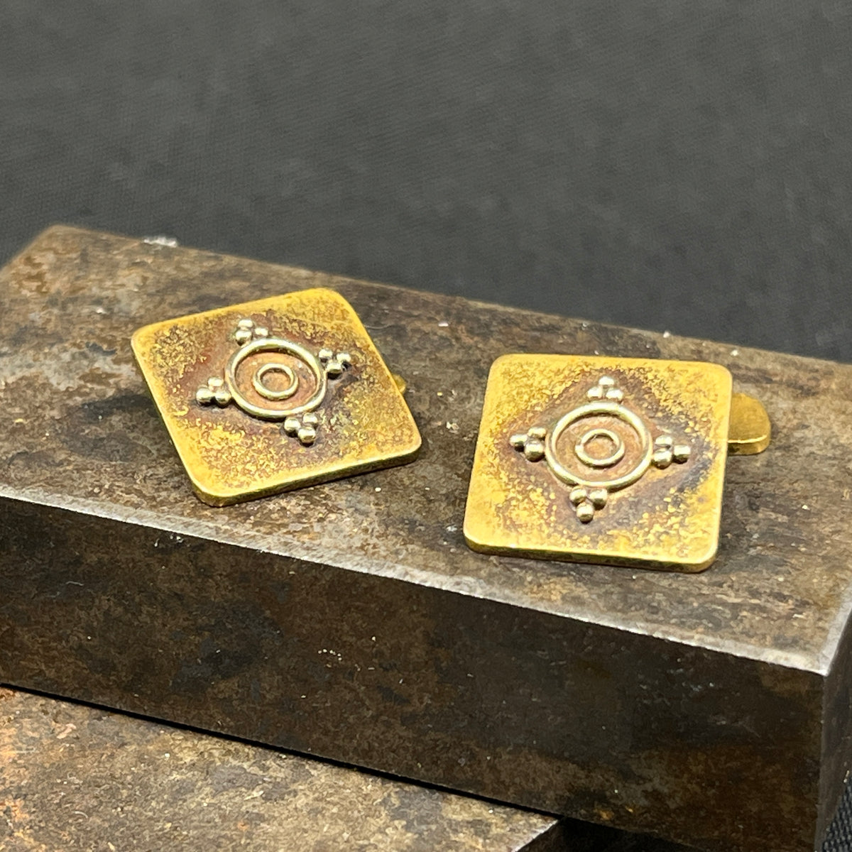 Et par manchetknapper i bronze og guld - Just Andersen