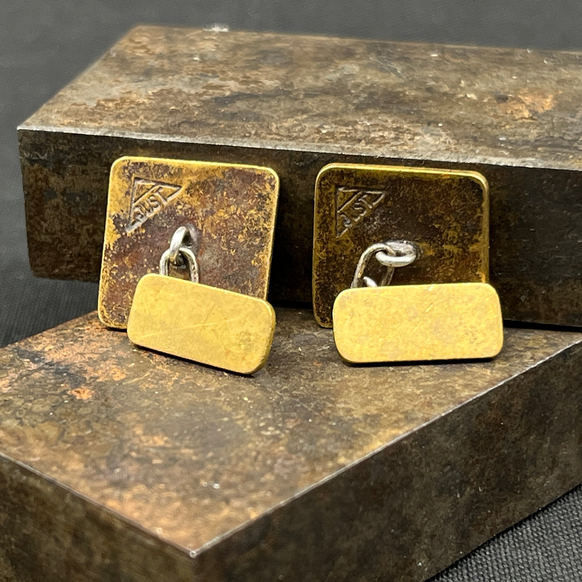 Et par manchetknapper i bronze og guld - Just Andersen
