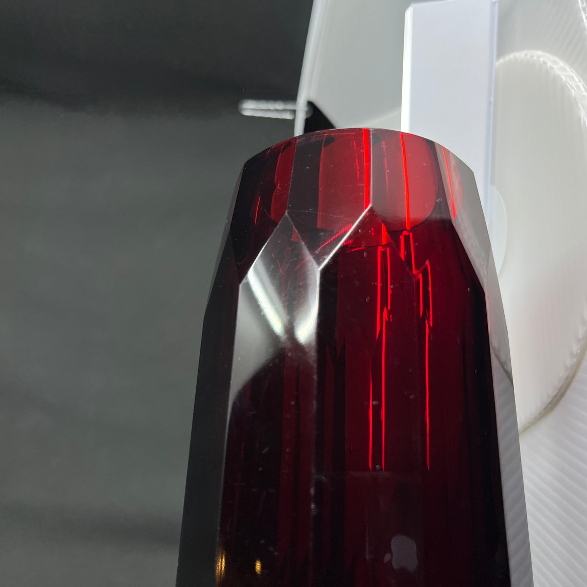 Høj Rubinrød art deco vase, 15,5 cm.