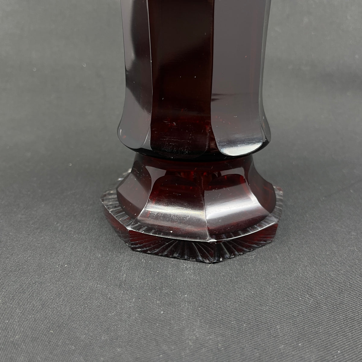 Høj rubinrød vase fra 1950'erne