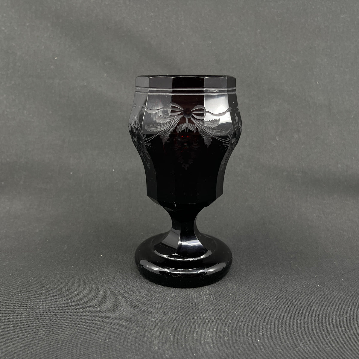 Graveret rubinrød art deco vase