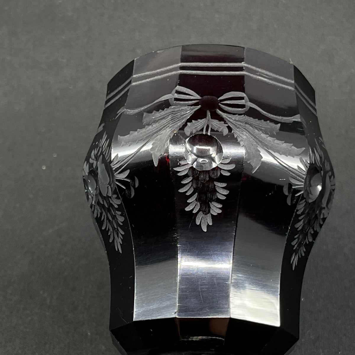 Graveret rubinrød art deco vase