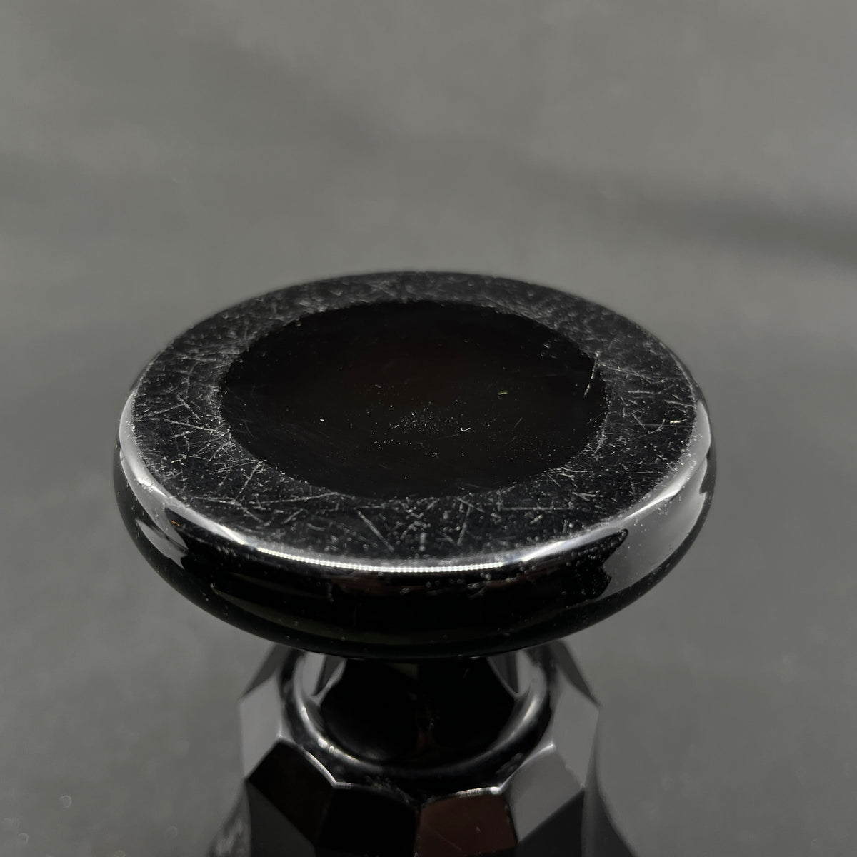 Graveret rubinrød art deco vase