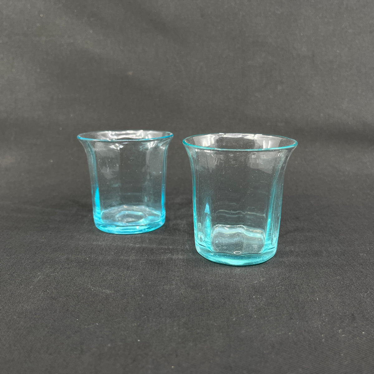 Et par søblå glas med optik