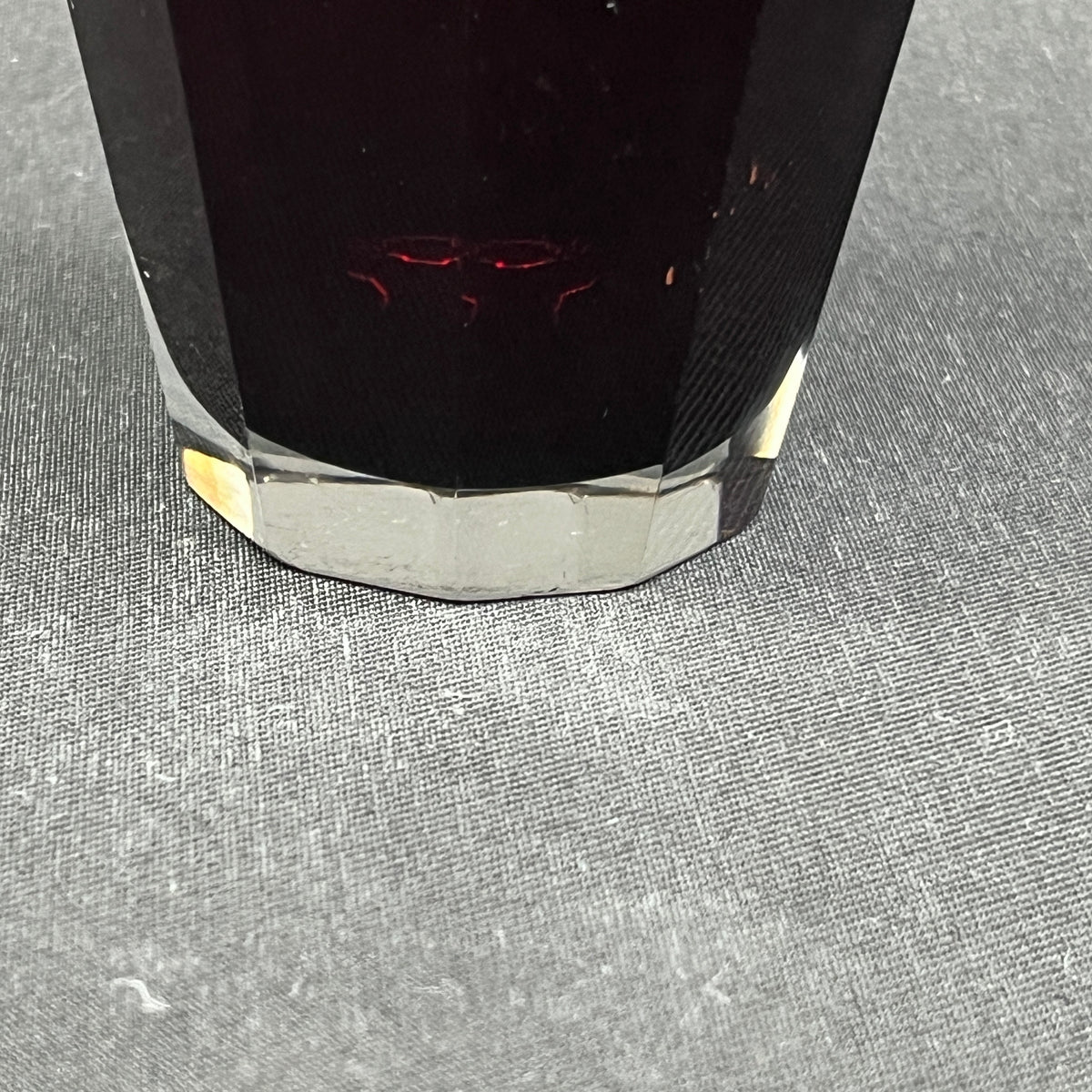 Kantet rubinrød vase fra 1950'erne