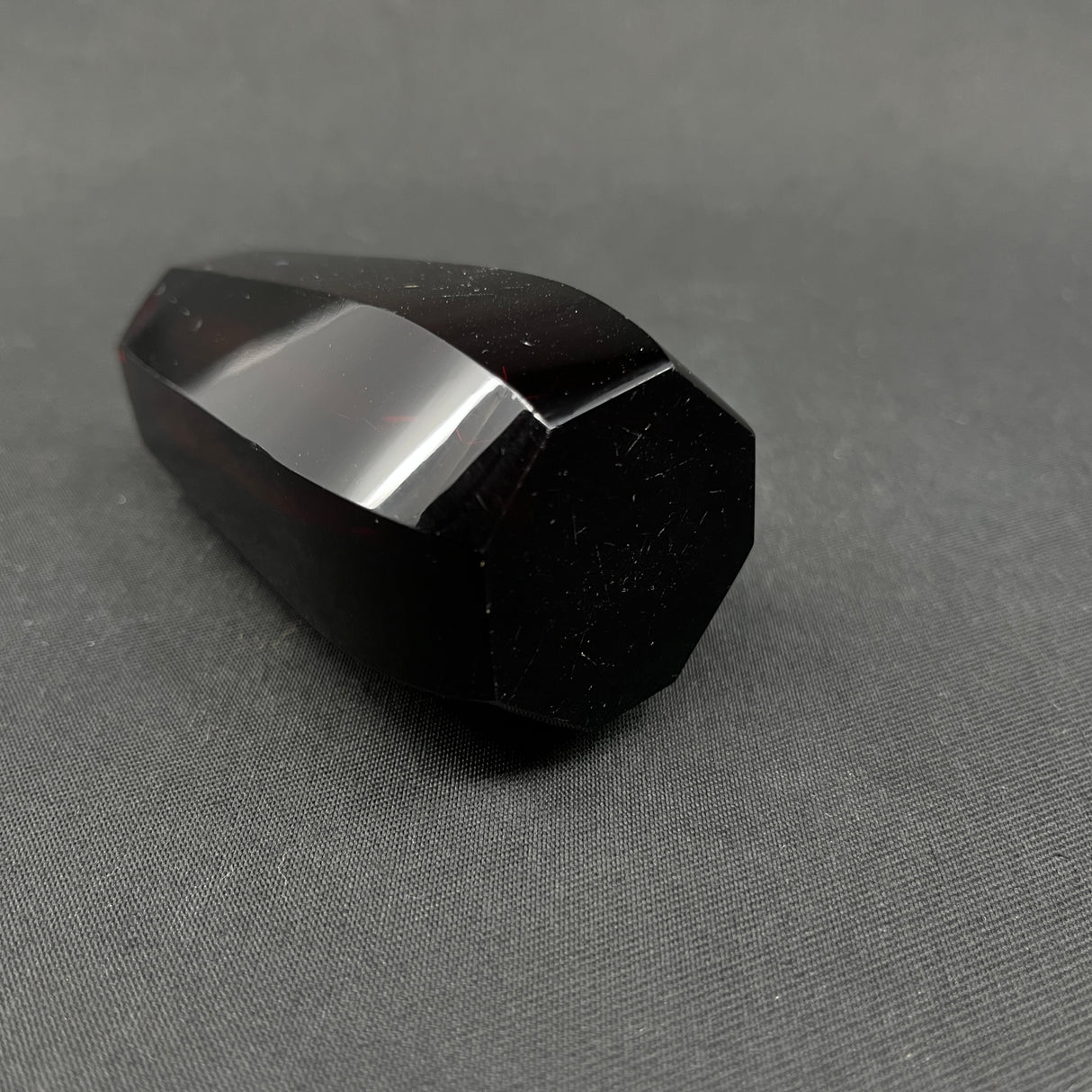 Rubinrød art deco vase, 9,5 cm.