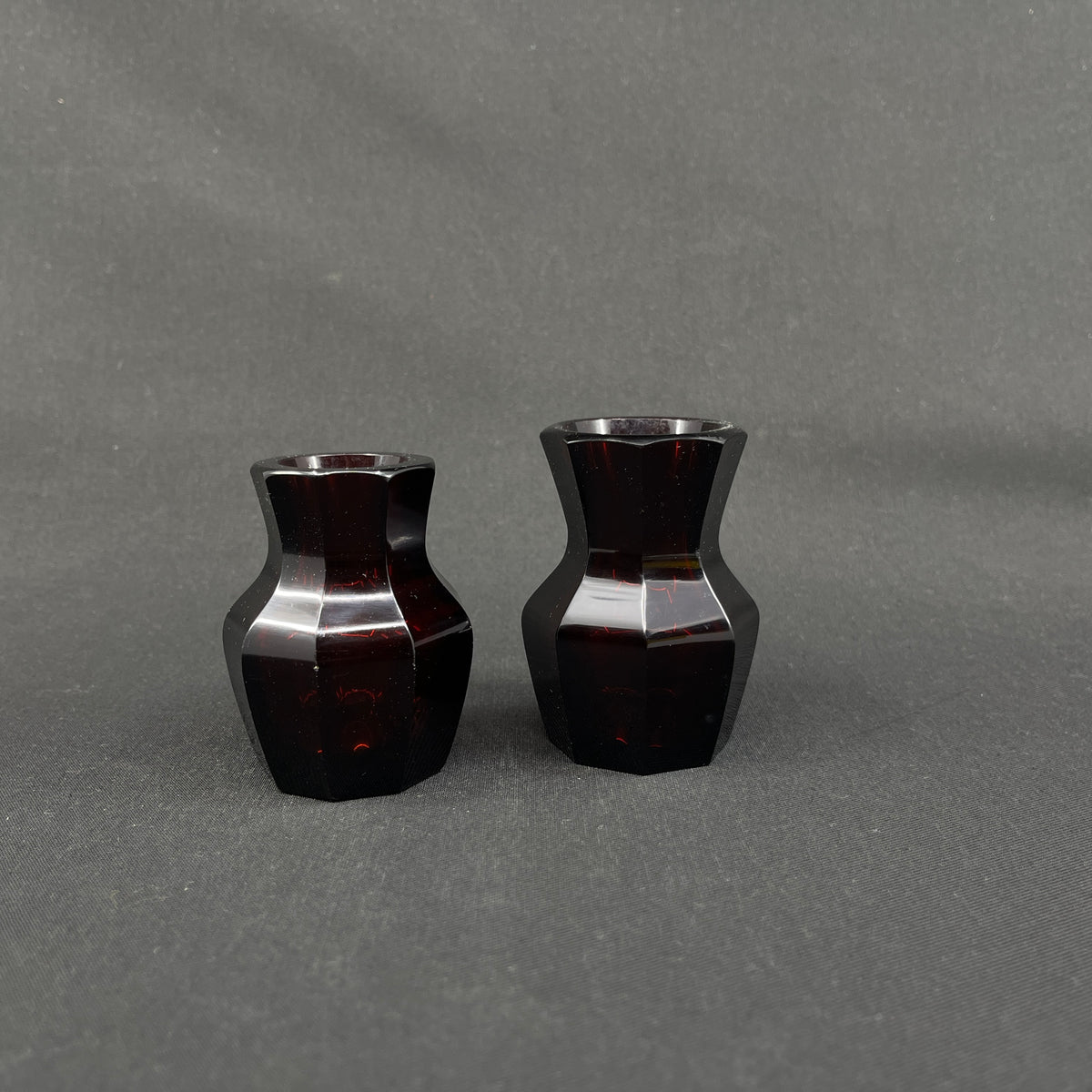 Et par små rubinrøde art deco vaser, 7-7,5 cm.