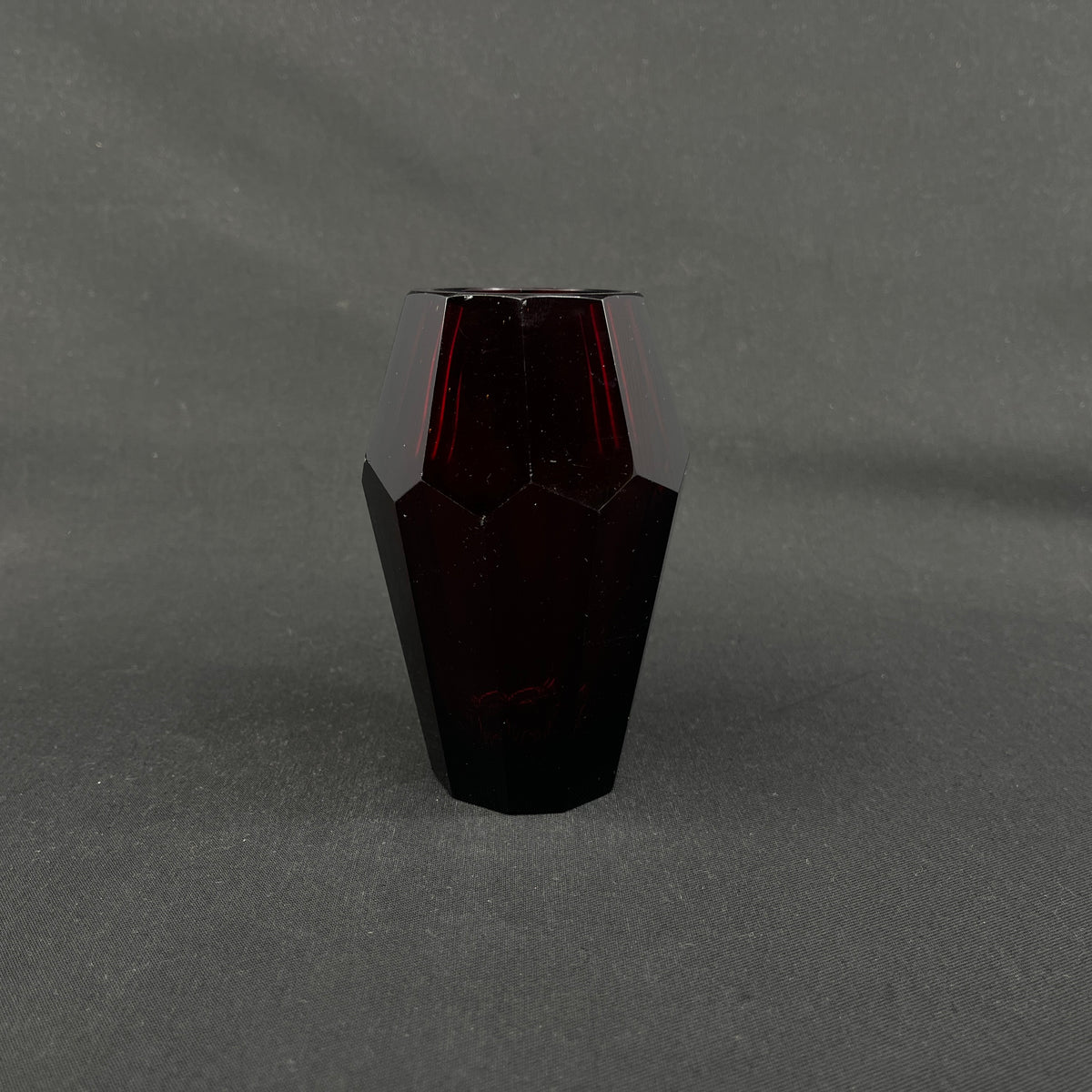 Rubinrød art deco vase, 12,5 cm.