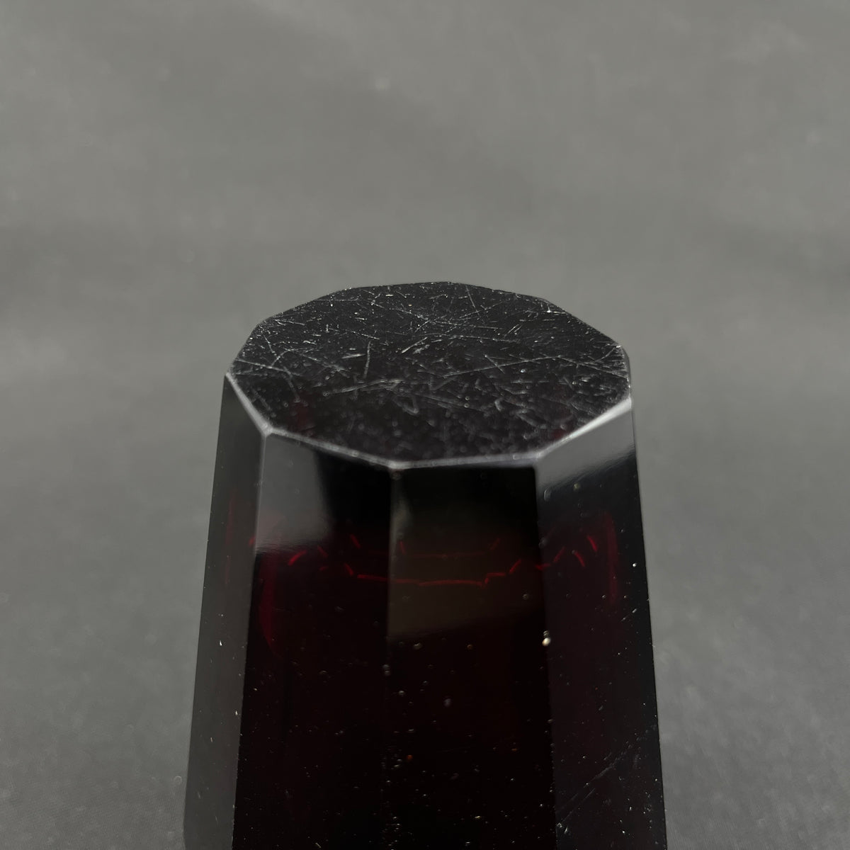 Rubinrød art deco vase, 12,5 cm.