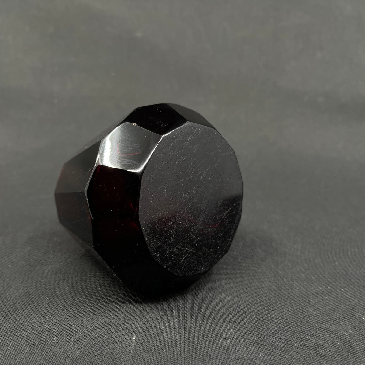 Lille konisk rubinrød art deco vase, 6,5 cm.