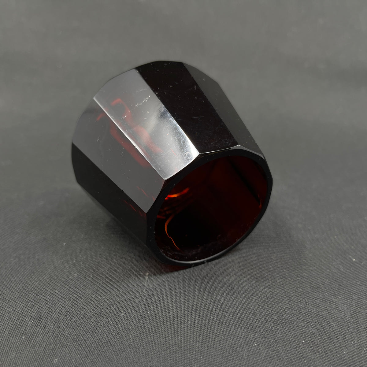 Lille konisk rubinrød art deco vase, 6,5 cm.