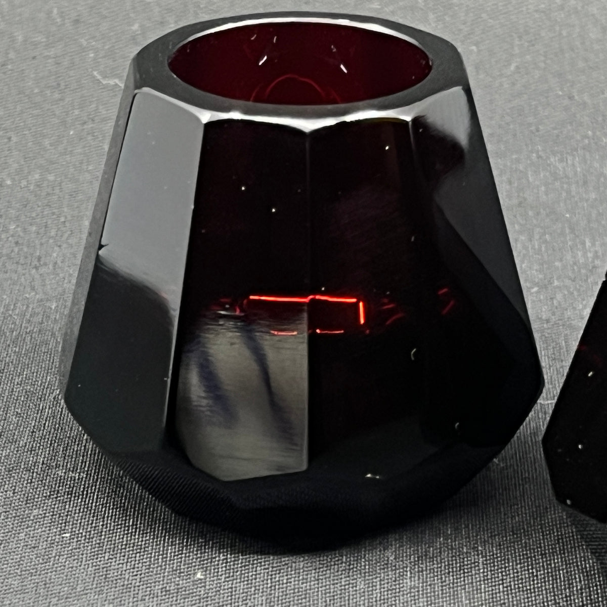 Små koniske rubinrøde art deco vaser, 5,5 cm.