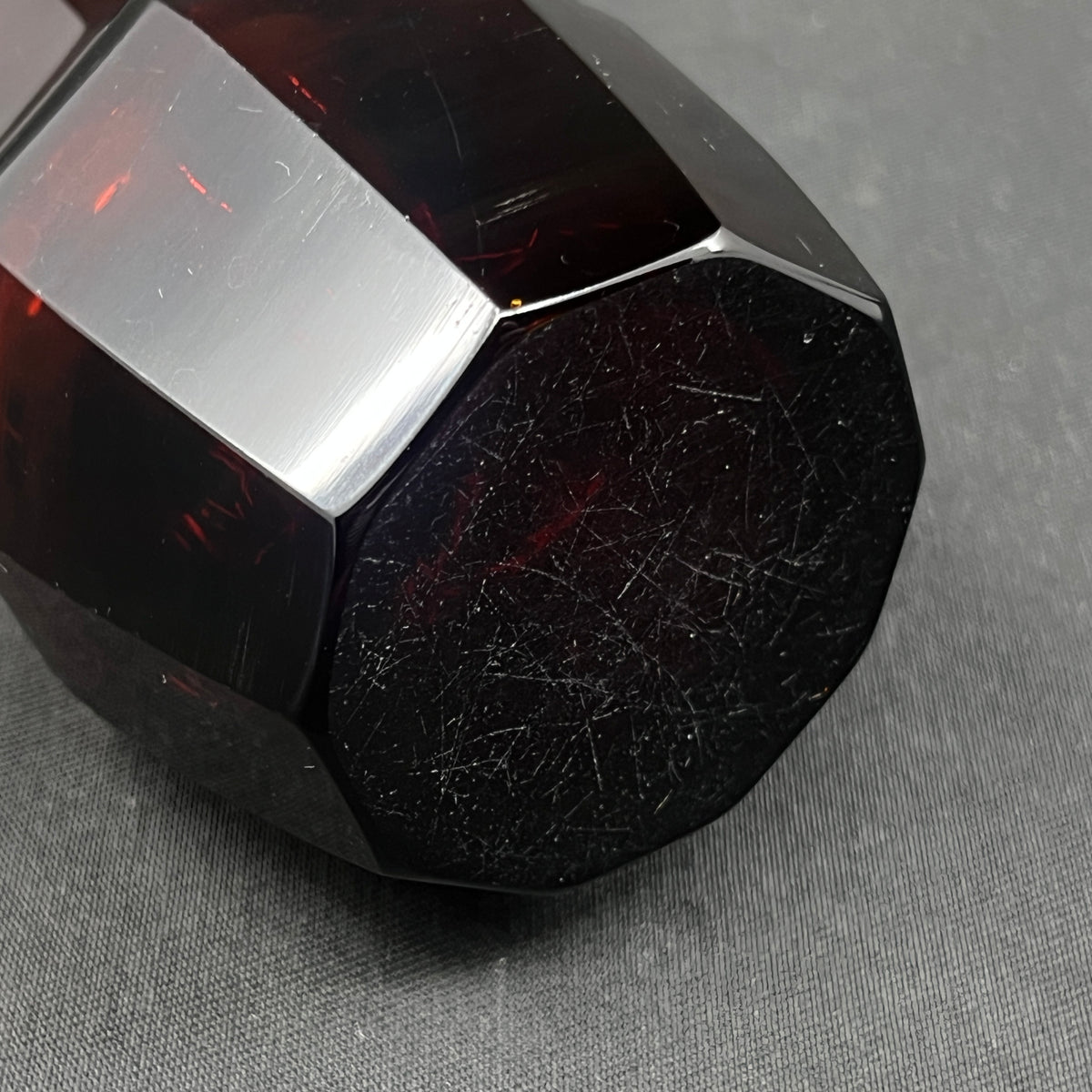 Lille rubinrød art deco vase, 9,5 cm.
