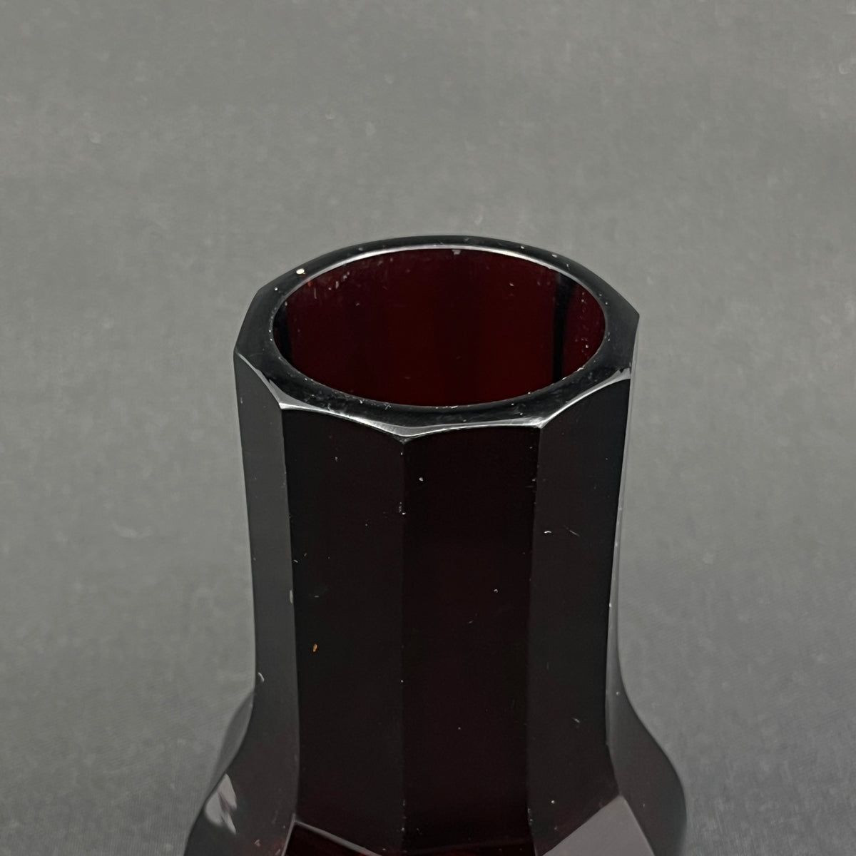 Small ruby red art deco vase, 9.5 cm.