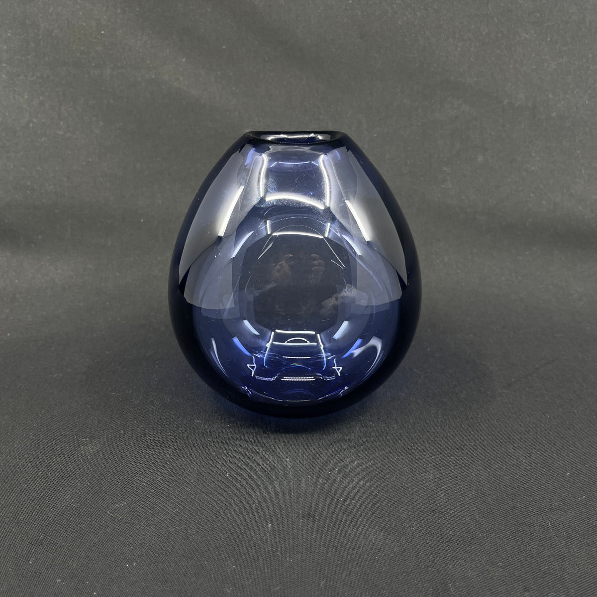 Sapphire blue drop vase by Per Lütken, 13 cm.