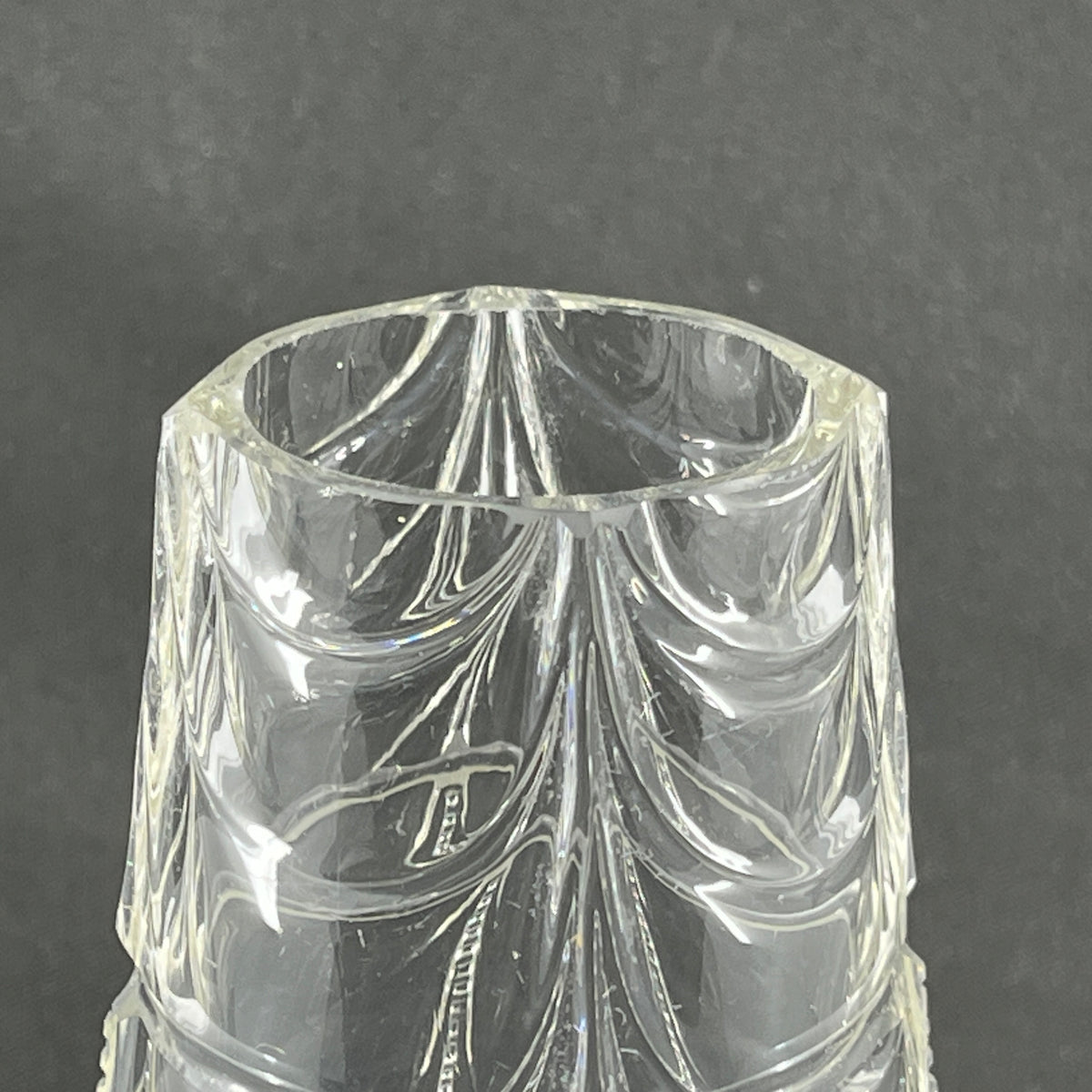 Høj vase med "ben" fra 1920'erne