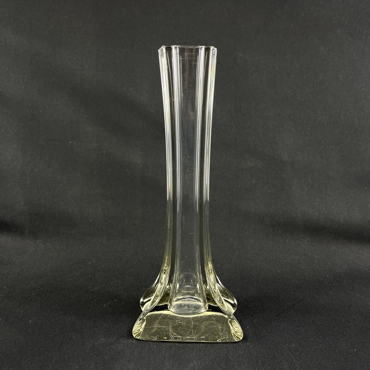 Slank kantet vase fra 1920'erne