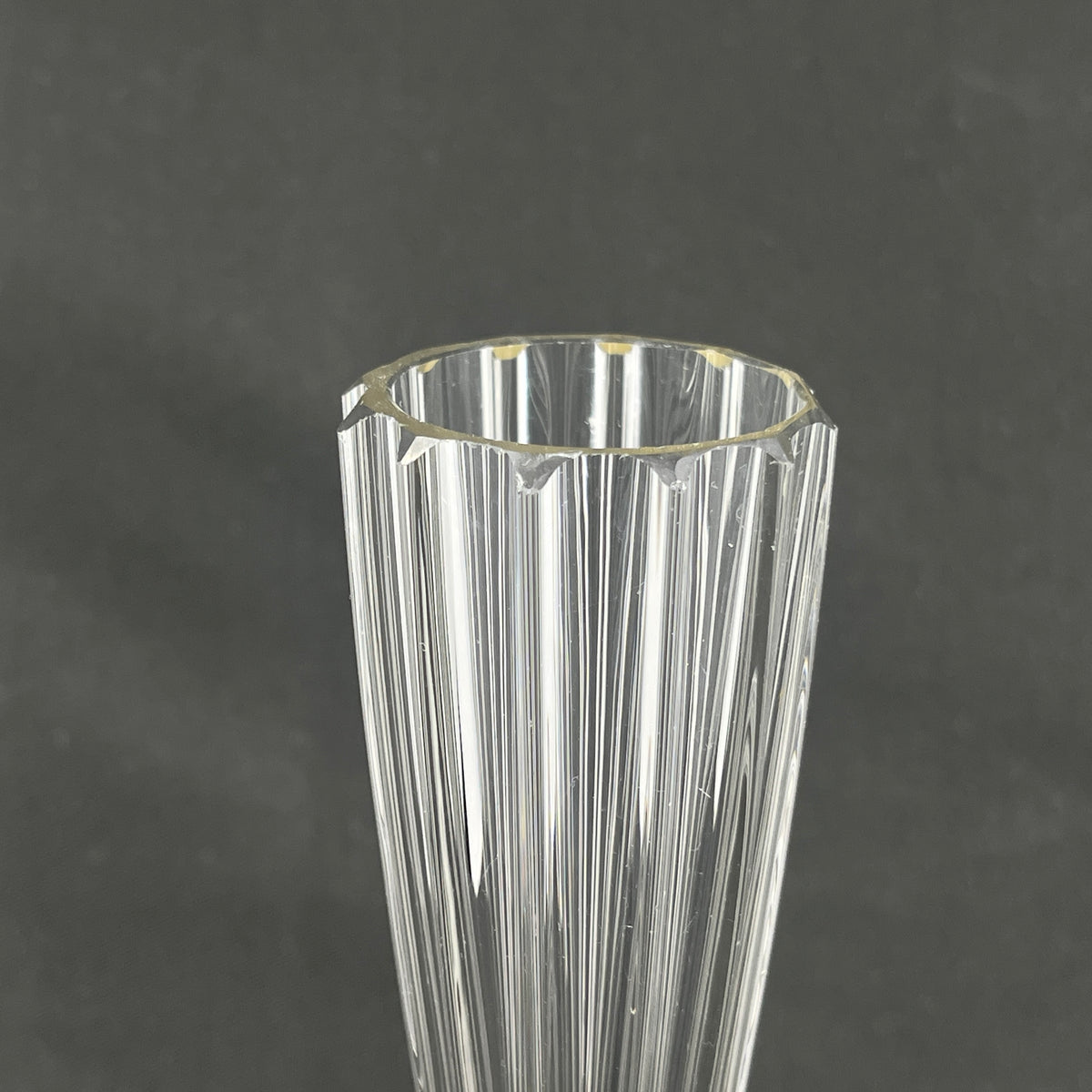 Høj vase med fine slibninger, 25 cm.