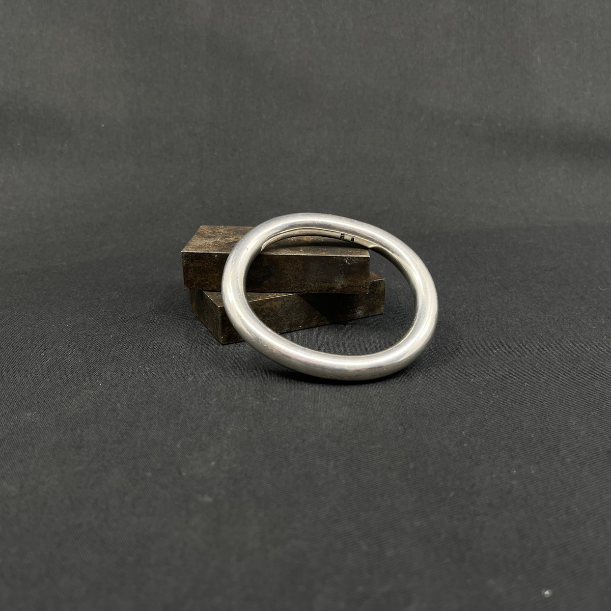 Armring af Ole W. Jacobsen, 7,6x6,6 cm.