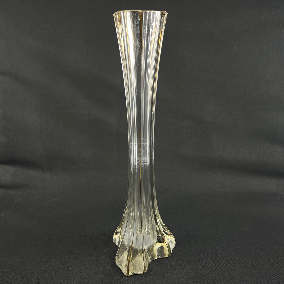 Slank liljevase med guld, 32 cm.